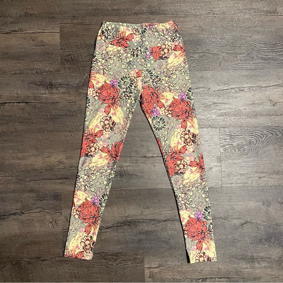 ⭐️4 for $10⭐️Floral Patterned Leggings. Women's Size Small / Medium. - Picture 3 of 5